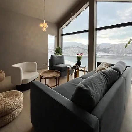 Architect-designed In The Heart Of Sunnmore Feriehus