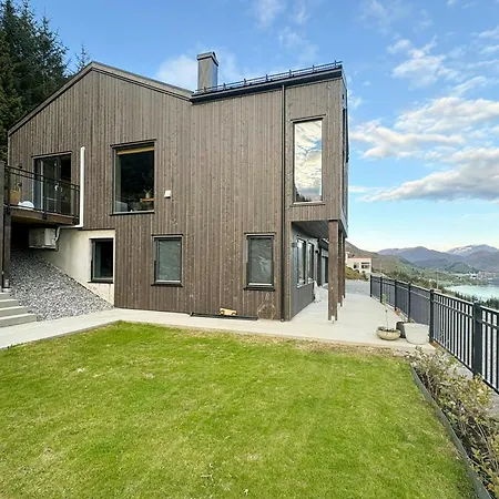 Architect-designed In The Heart Of Sunnmore *